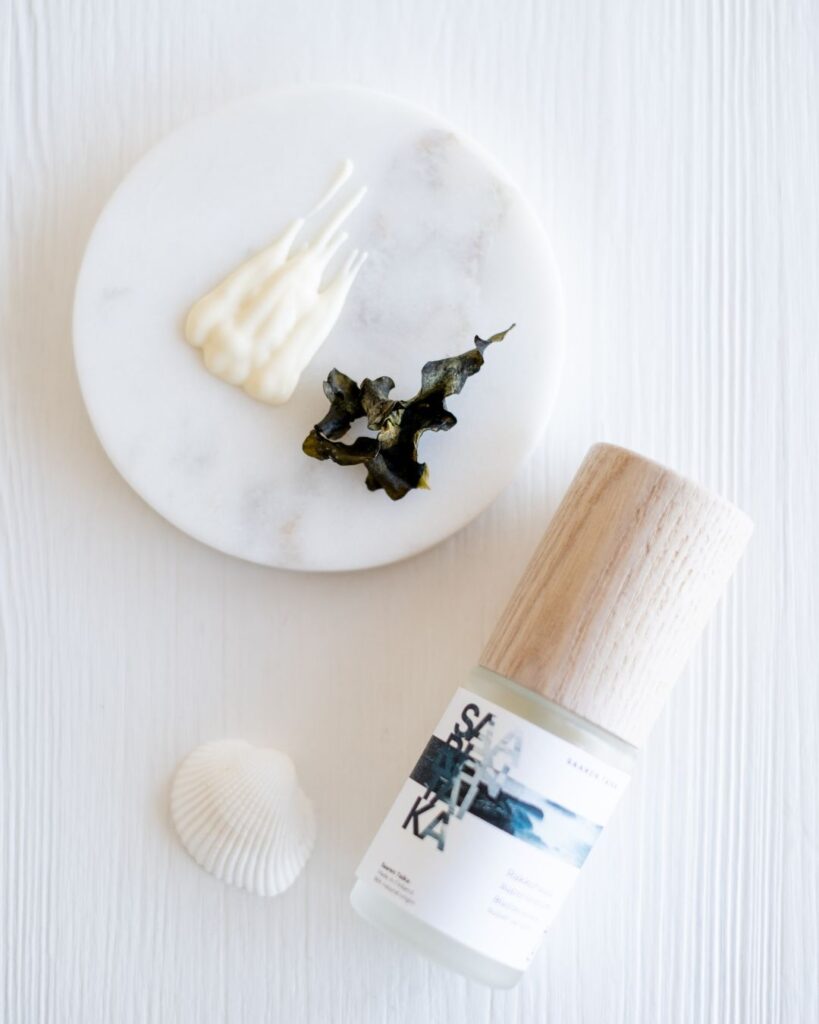 Kuvassa Saaren Taika Rakkohauru Superseerumi pullo sekä kuivanutta rakkohaurua valkoisella taustalla