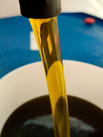 Extra-Virgin oliiviöljyä tulee pumpusta
