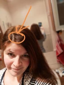 Suurin osa harmaista näyttää menneen piiloon, mut ei ihan kaikki. Yllättäen vaalensi yleisilmettä muutamalla asteella omasta mielestäni. Nätti ja luonnollinen väri, joka tasoittaa kivasti kahta vanhaa permanenttia, monia vaalennuksia ja värjäyksiä, sekä omaa juurikasvua, jossa harmaata. Yllättävän tasainen tulos, kun miettii omaa räpeltämistä värin kanssa.