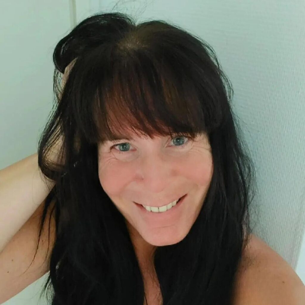 Palaute Kamomilla 2 in 1 shampoosta: Olen pessyt nyt 3 kertaa tällä shampoolla ja jo ensimmäisen pesukerran jälkeen huomasin päänahan kutinan loppuneen lähes kokonaan. Minulla on myös lähtenyt viimeisen vuoden aikana melko runsaasti hiuksia, en ihan tarkkaan tiedä mistä johtuu, mutta uskoisin tuolla päänahan kuivuudella ja kutinaa olevan siihen vaikutusta. Vihreä tee & kamomilla shampoota käytettyäni tuntuu, että ainakaan harjatessa hiuksia ei ole lähtenyt niin paljon.