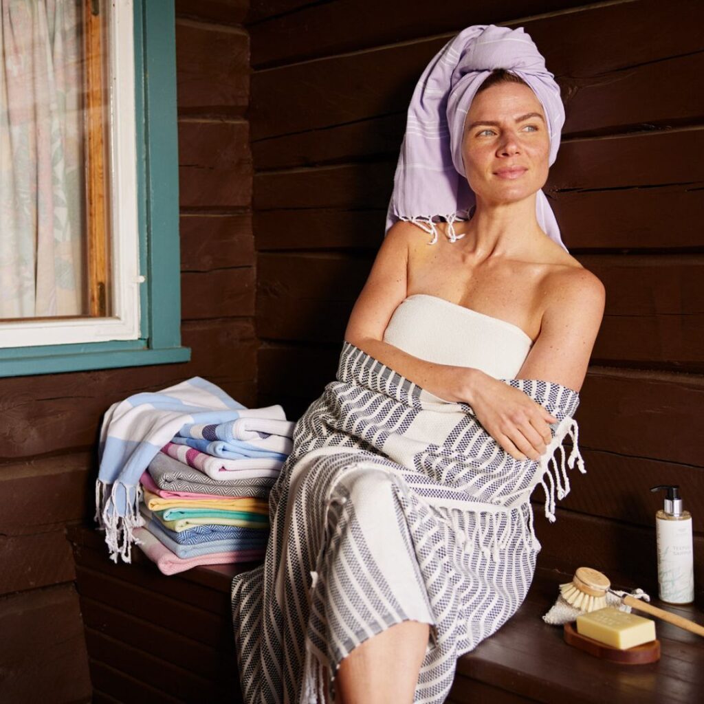 Hamam pyyhe on kevyempi, se ei rasita hiuksia liikaa, kun sitä käytetään turbanina hiusten kuivaamisen aikana
