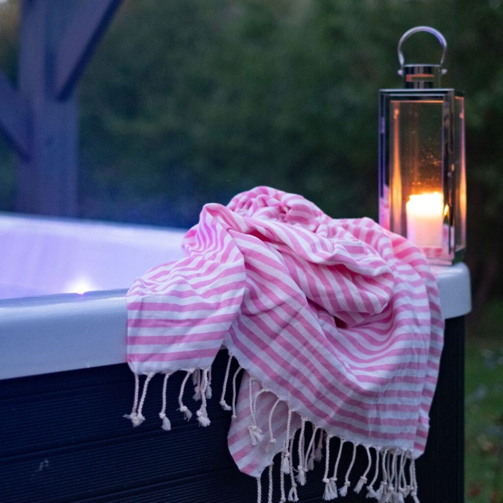 Turkkilaiset kylpylät, eli hamamit, ovat olleet paikkoja rentoutumiselle ja sosiaaliselle kanssakäymiselle jo vuosisatojen ajan. Hamam-pyyhe on olennainen osa tätä kokemusta – se on kevyt, imukykyinen ja nopeasti kuivuva, mikä tekee siitä täydellisen kylpyläkäyttöön.