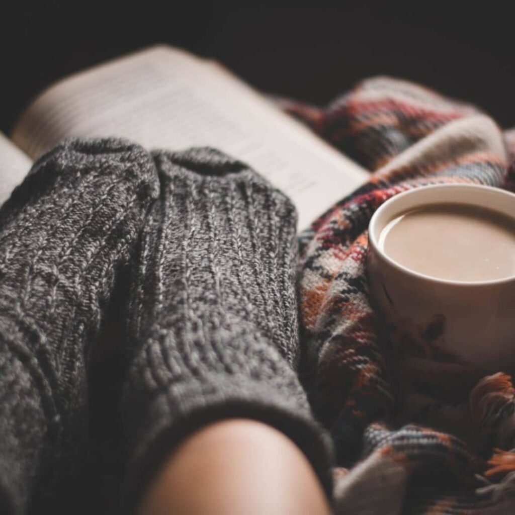Syksyisten ulkoiluhetkien jälkeen parasta maailmassa on pukea kuivat lämpimät villasukat jalkaan ja käpertyä sohvan nurkkaan pehmeän viltin alle