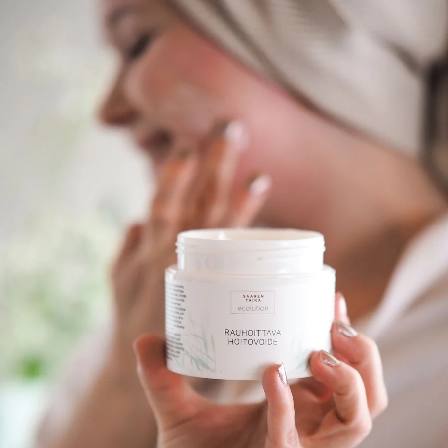 Saaren Taika Rauhoittava hoitovoide on paras voide ruusufinnille ja couperosalle sekä ihon punoituksen hoitoon