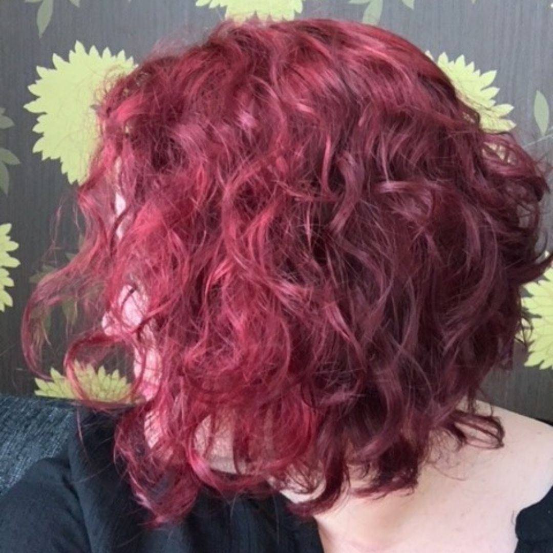 Minulla on luonnonkiharat hiukset. Tässä vähän taustaa: Olen vuosikymmeniä viihtynyt lyhyessä mallissa. 2000-luvulla kasvatin hiuksia pidemmäksi, mutta se kariutui kun hiuslatvat oli niin kuivat ja hamppuset. Joten palasin lyhyeen malliin. Nyt uskaltauduin uudelleen kasvattamaan ja sattuman kautta törmäsin netissä tuotteeseenne. Tilasin Saaren Taika Curl Care 3in 1-hoitoaineen testiin ja todellakin kannatti!! Jäin heti koukkuun! Suosittelin myös ystäville, joilla permanentatut hiukset -kehuja ja kiitoksia tuli takaisin! Itse olen tykästynyt, että jätän hoitoaineen märkiin hiuksiin ja ne saavat kuivaa luonnollisesti. Sattumoisin tykkään myös punaisesta hiusväristä ja tämä tuote sopii myös täydellisesti värjätyille luonnonkiharille hiuksille! Hiukset voivat niin hyvin. Tässä kuvassa olen vain kastellut hiukset ja mikä kihara!! Hoitoaine pitää hiuksista hyvää huolta ja hiukset on pehmeät sekä elinvoimaiset!! Lisään vielä, että pelkkä vesipesukin riittää useamman päivän ajan! Olen niin kiitollinen, että uskalsin ja kokeilin curl care 3in 1 hoitoainetta!