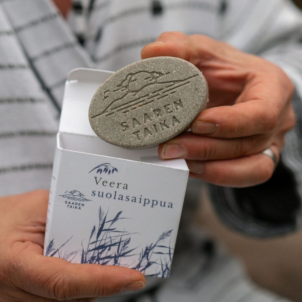 Veera suolasaippua “Toimii mainiosti nuoren miehen atooppisella iholla kuorien kuolleen ihon pois, mutta silti kosteuttaen ihoa. Myös erinomainen hien hajun poistaja.” -Minna A.