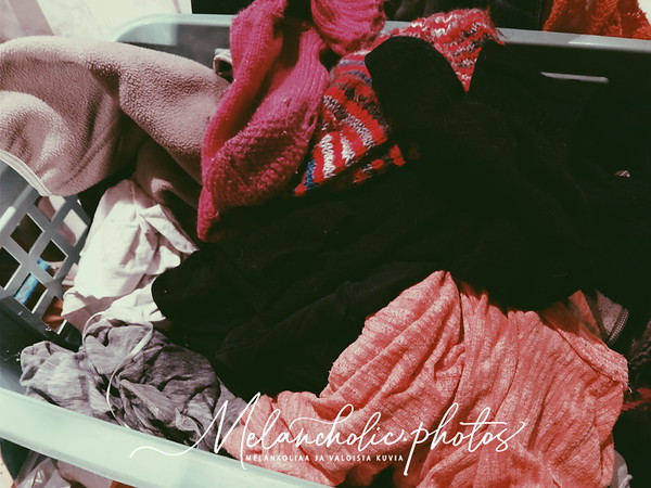 Vaatteita pyykkikorissa