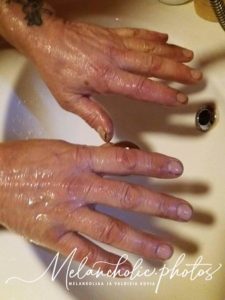 Autonkorjaajan Rasvanäpin saippualla puhtaaksi pestyt kädet päälipuolelta