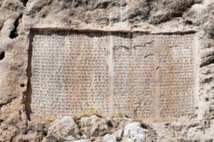 Babylonialaisten nuolenpääkirjoitusta kivitaulussaolenpääkirjoitus
