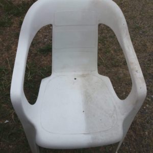 Muoviset puutarhatuolit tulevat valkoisiksi jälleen Saaren Taika siivoussaippuan avulla