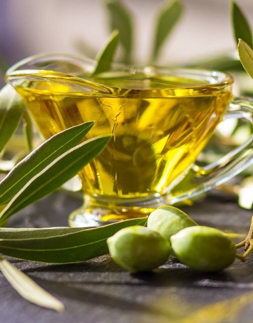 Oliiveja ja puristettua oliiviöljyä