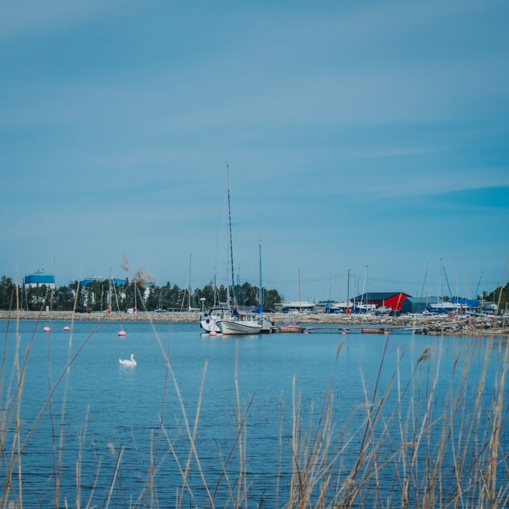 Förbyn satama Särkisalo sekä etualalla purjevene ja muita paatteja vierasvenelaiturissa