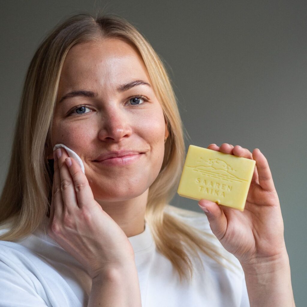 Aloita sekaihon syväpuhdistus Teepuusaippualla. Saaren Taika Teepuusaippua on antibakteerinen ja luonnollinen palasaippua, joka sopii päivittäiseen pesuun niin kasvoille, kuin vartalollekin. Hellävarainen saippua tasapainottaa ihosi bakteerikantaa sekä auttaa hillitsemään mm. näppyjä ja kutinaa