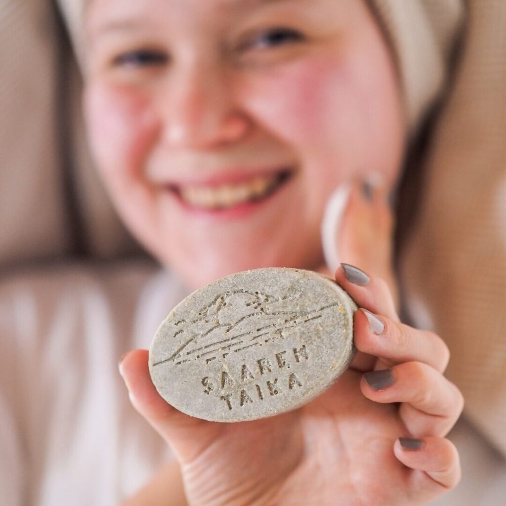 Puhdista kuiva iho Saaren Taika Veera Suolasaippualla, jonka sisältämä Vihreä savi imee itseensä ihohuokosista epäpuhtauksia, se myös nopeuttaa ihovaurioiden paranemista ja rauhoittaa ihoa