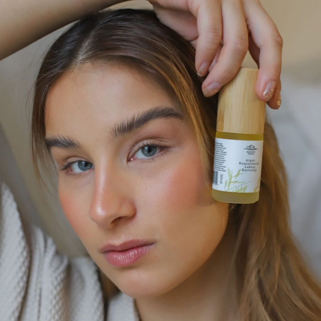 Saaren Taian hajusteeton Argan Ruusunmarja Luksus kasvoöljy palauttaa ihosi kimmoisuuden ja kosteustasapainon. Tämä ylellinen kasvoöljy auttaa ehkäisemään ikääntymisen merkkejä, tasoittamaan ihosi sävyä sekä voi auttaa vähentämään ihon pigmenttiläiskiä, antaen ihollesi kauniin kuulauden. Se imeytyy nopeasti, jättäen lähes matan pinnan, joka tekee ihostasi sileän ja kosteutetun tuntuisen pitkäksi aikaa.