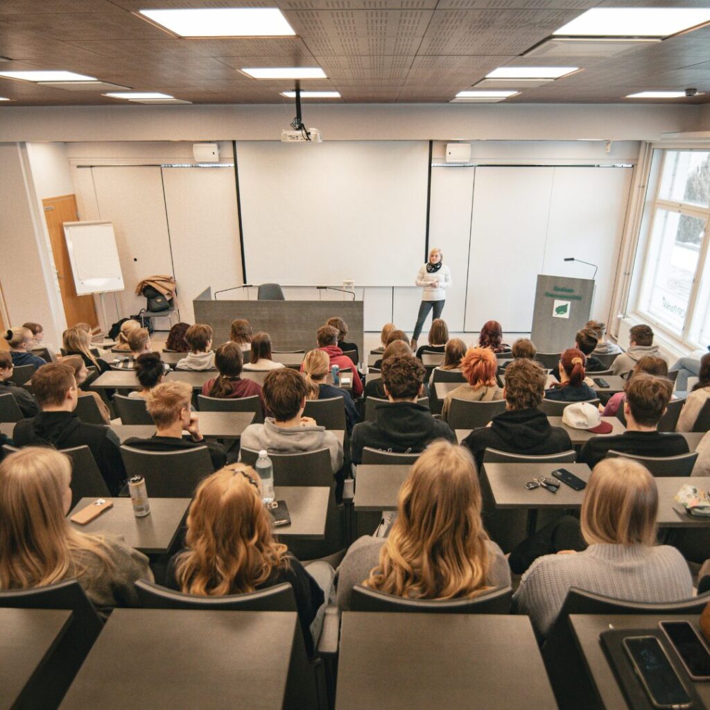 Päihteistä puhuminen nuorille