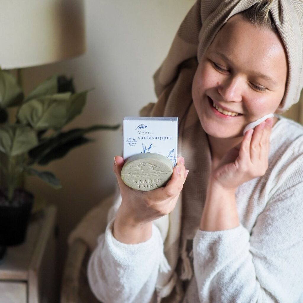 Saaren Taika Veera suolasaippua ja Sheavoide on auttanut huomattavasti atooppisen ihottuman hoitoon.