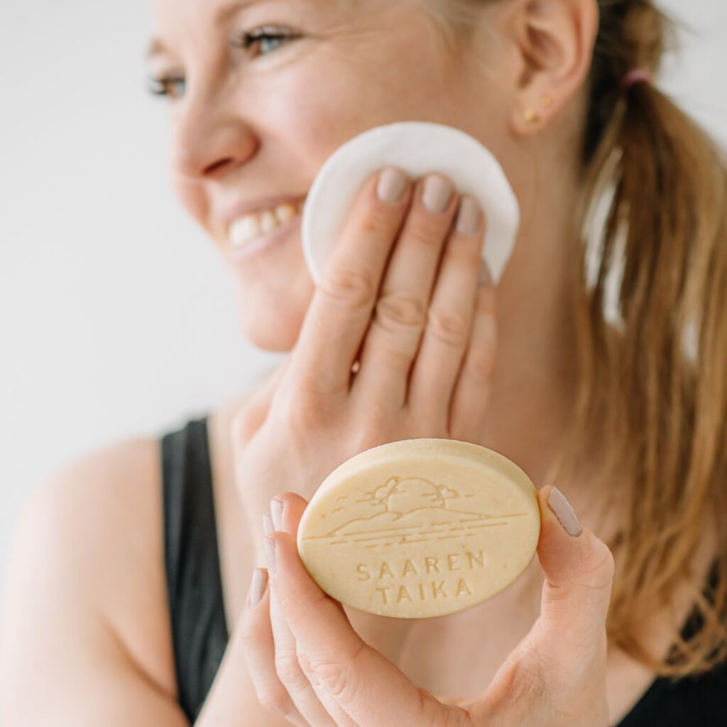 Särkisalon suolasaippua tuote on ollut sopivin ihonhoitotuote tähän asti. Minulla on atooppinen, kuiva iho. Käytön jälkeen ihoni tuntuu pehmeältä ja silkkiseltä. Juuri sellaiselta mitä olen aina halunnut