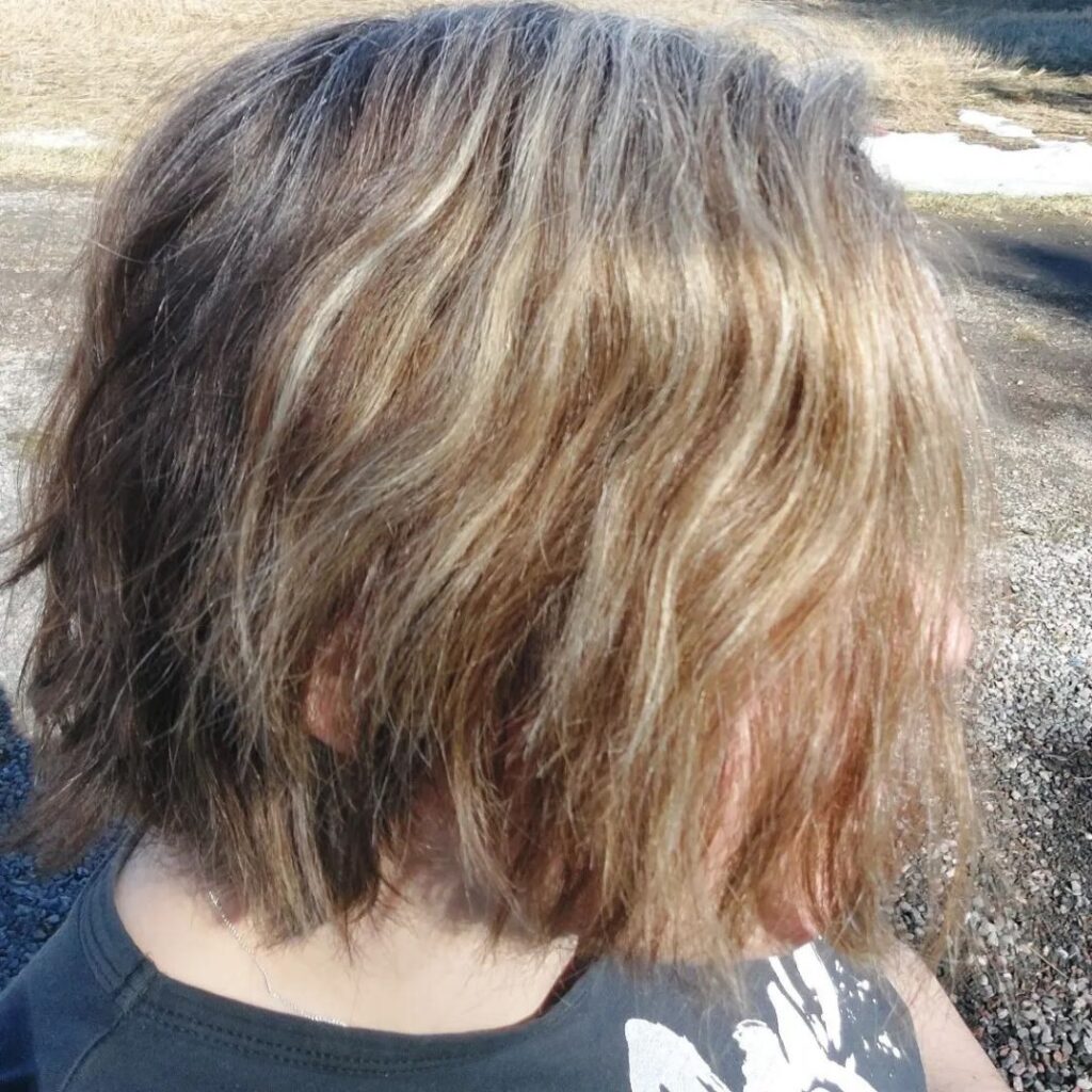 Tuote tuli kotiin tutussa muovittomassa pakkauksessa. Saippuapala näytti tavalliselta shampoopalalta. Shampoopala on helppo käyttää suihkussa, vaahto on pehmeä, shampoo huuhtoutuu helposti pois hiuksista vaikka minulla on todella tuuhea keskipitkä tukka. Kuten tuoteselosteessa luvataan, shampoo on kosteuttava, hiukset tuntuvat puhtaalta ja terveeltä pesun jälkeen, eikä yhtään hamppumaisilta. Lisäksi herkkä päänahkani lakkasi kutiamasta jo toisen pesukerran jälkeen.