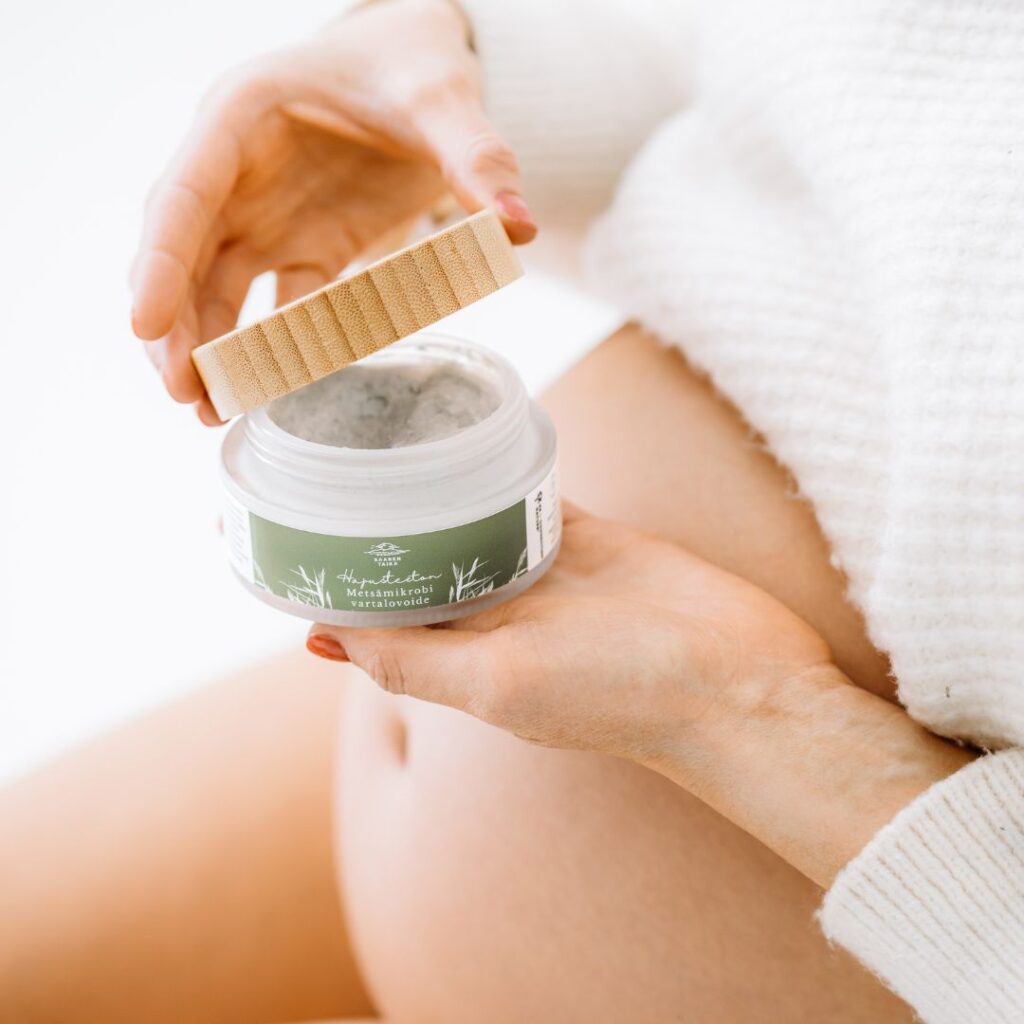 Saaren Taika Metsämikrobi -ihonhoitosarja, joka hyödyntää ReConnecting Nature™ -mikrobiuutetta
