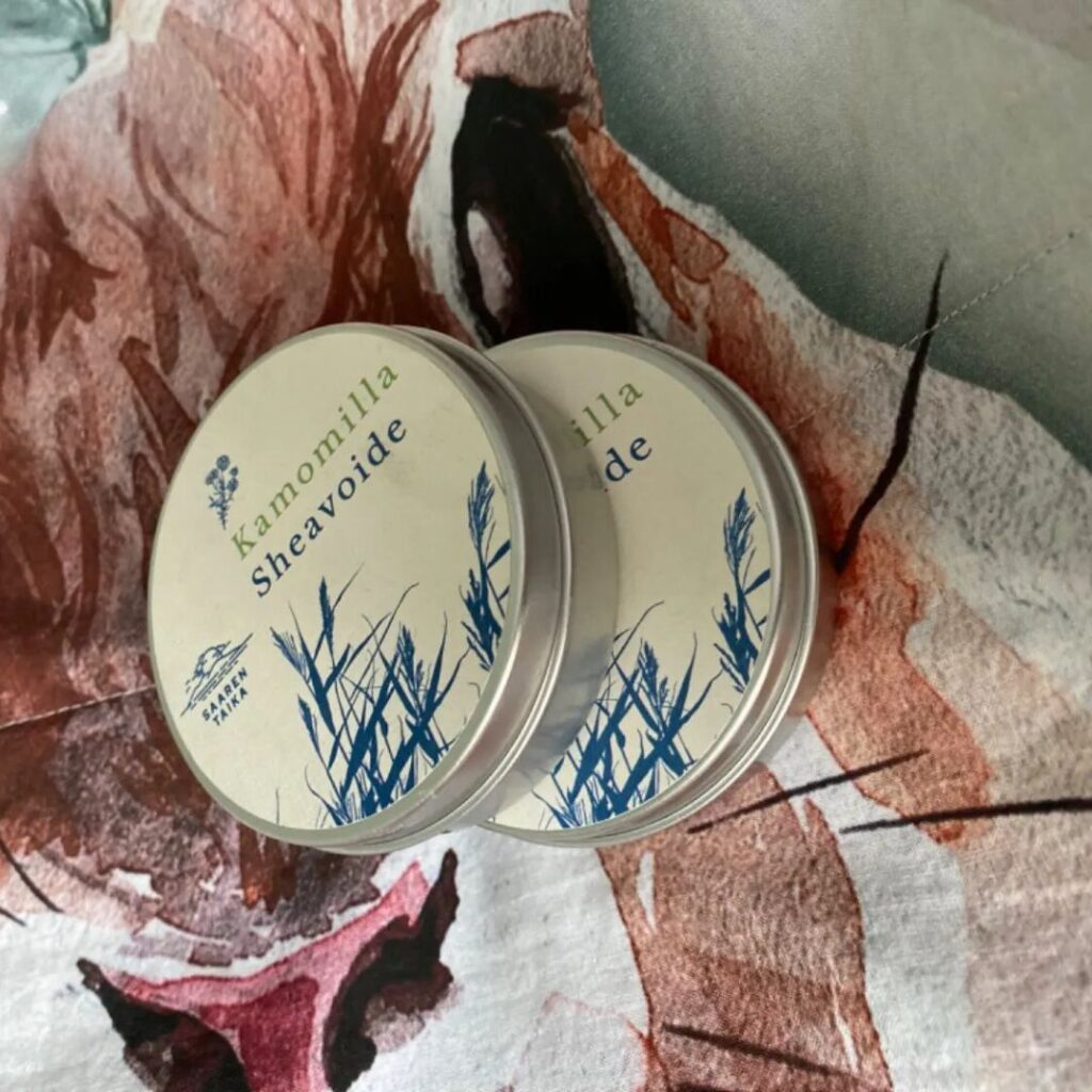 Loistotuote pikkulapsen atooppiselle iholle Tämä oli löytö lapsen atooppisen ihon hoitoon. Talvi käytetty, eikä kertaakaan enää ole tarvinnut turvautua kortisoni-voiteeseen. Iho on terve ja pehmeä. Ja voidetta on mukava laittaa, kun se ei kirvellä lapsen ihoa.