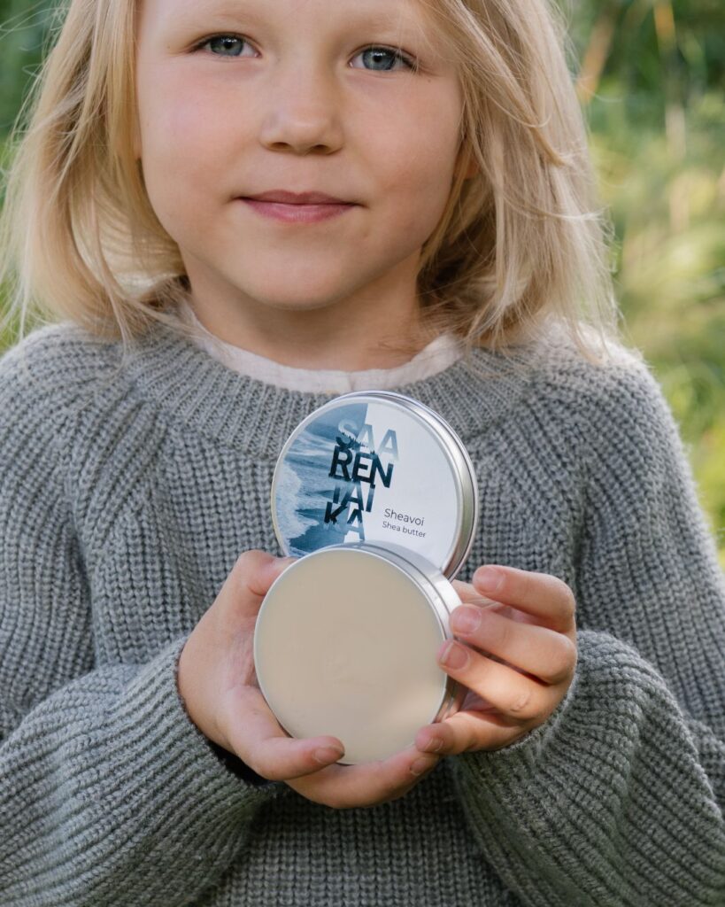 Lapsi pitää kädessään Saaren Taika sheavoi pakkausta