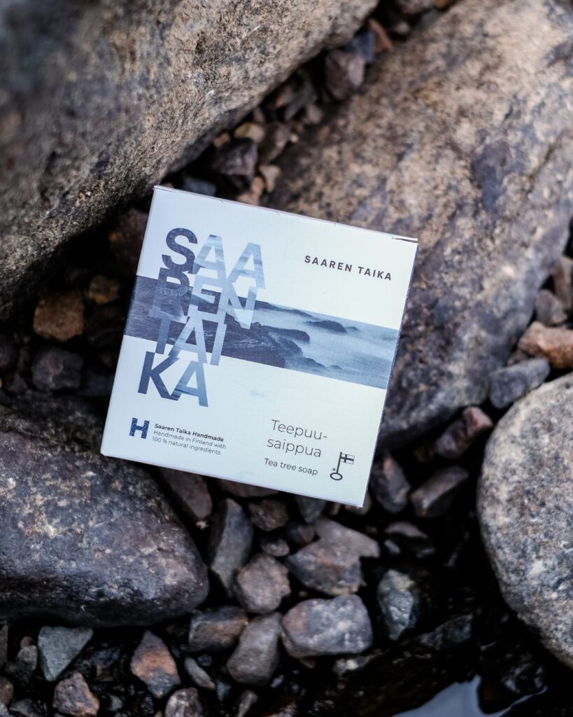 Saaren Taian Teepuusaippua kivien välissä luonnossa