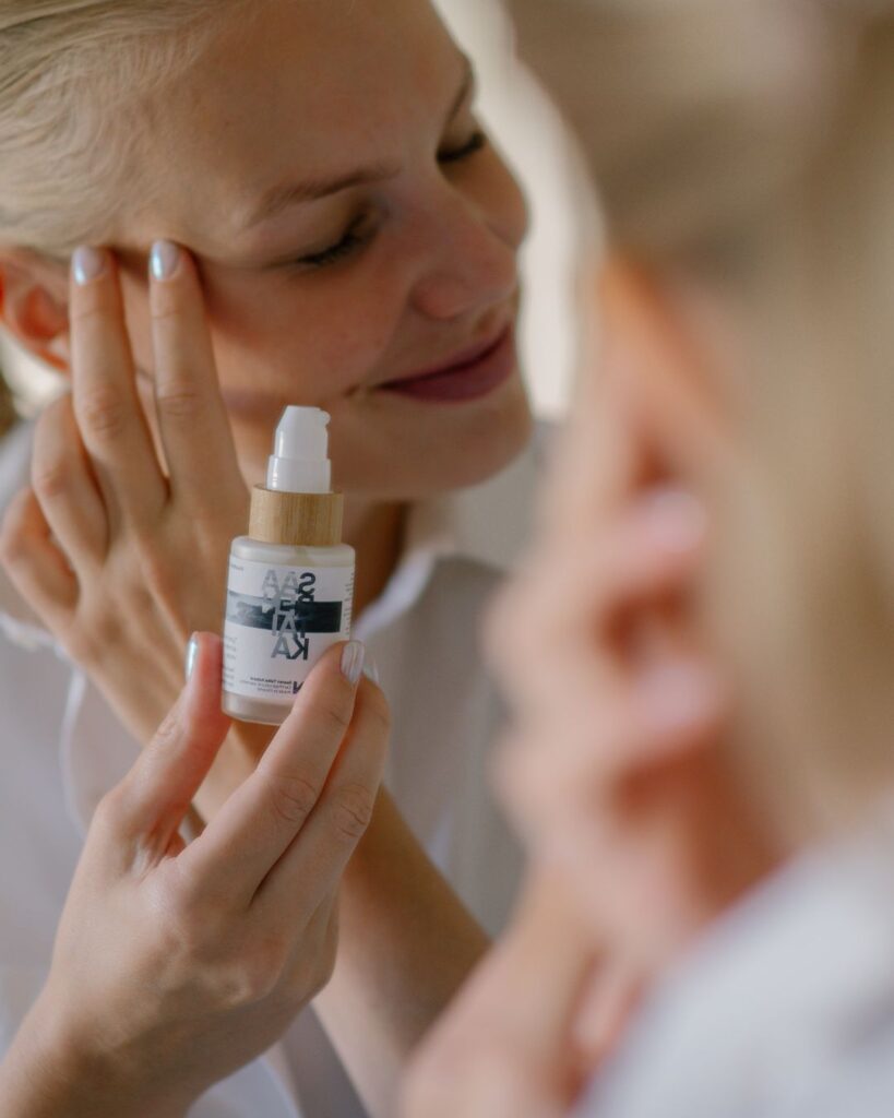 Nainen levittää peptidiseerumia silmäkulman iholle