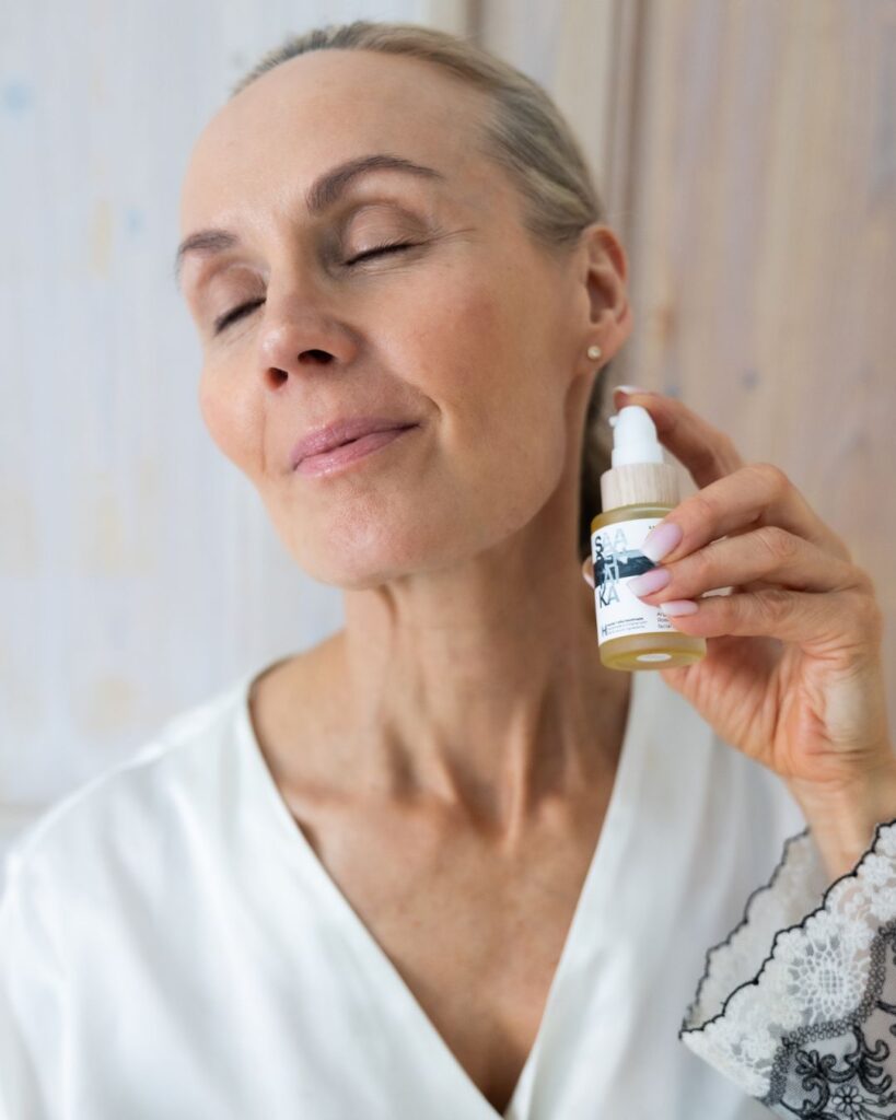 Saaren Taian hajusteeton Argan Ruusunmarja Luksus kasvoöljy palauttaa ihosi kimmoisuuden ja kosteustasapainon. Tämä ylellinen kasvoöljy auttaa ehkäisemään ikääntymisen merkkejä, tasoittamaan ihosi sävyä sekä voi auttaa vähentämään ihon pigmenttiläiskiä, antaen ihollesi kauniin kuulauden.